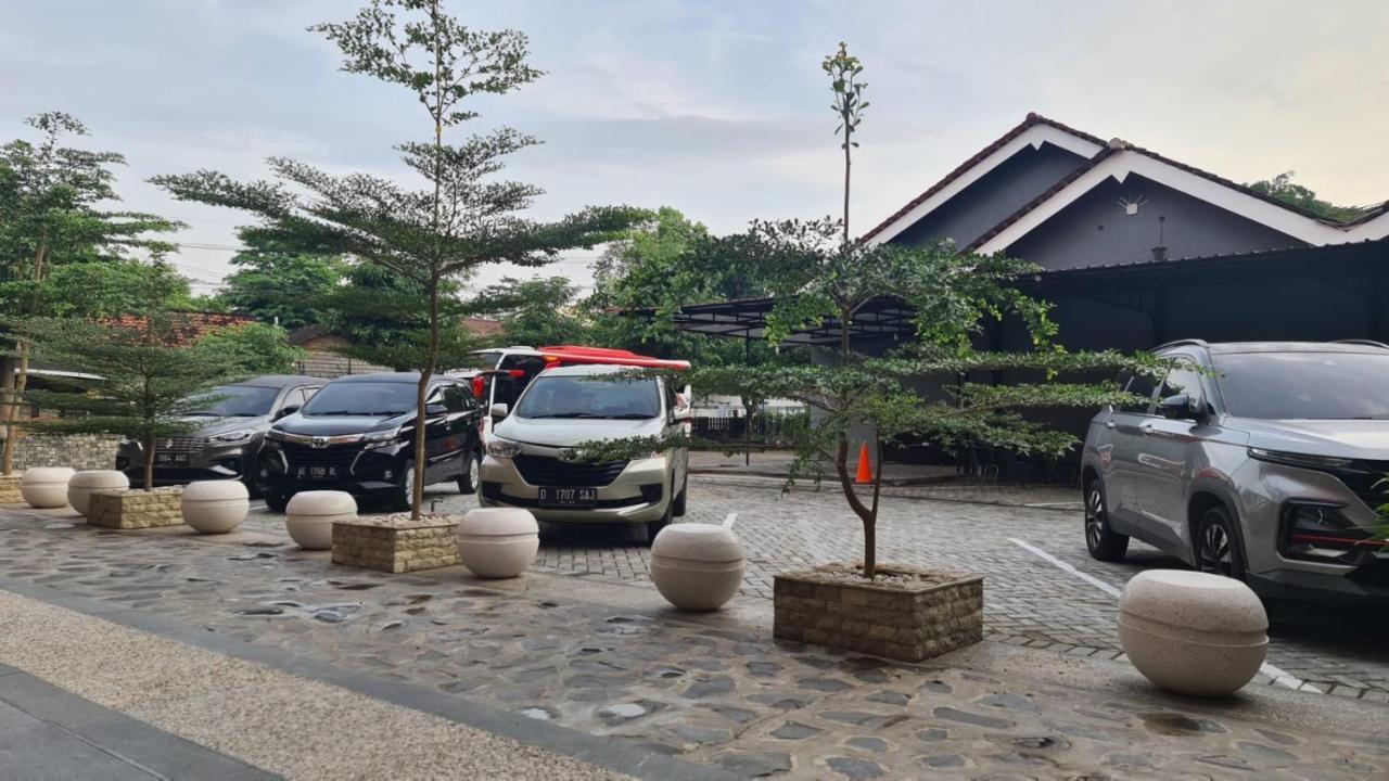 Hotel Kaliu Pacitan Buitenkant foto